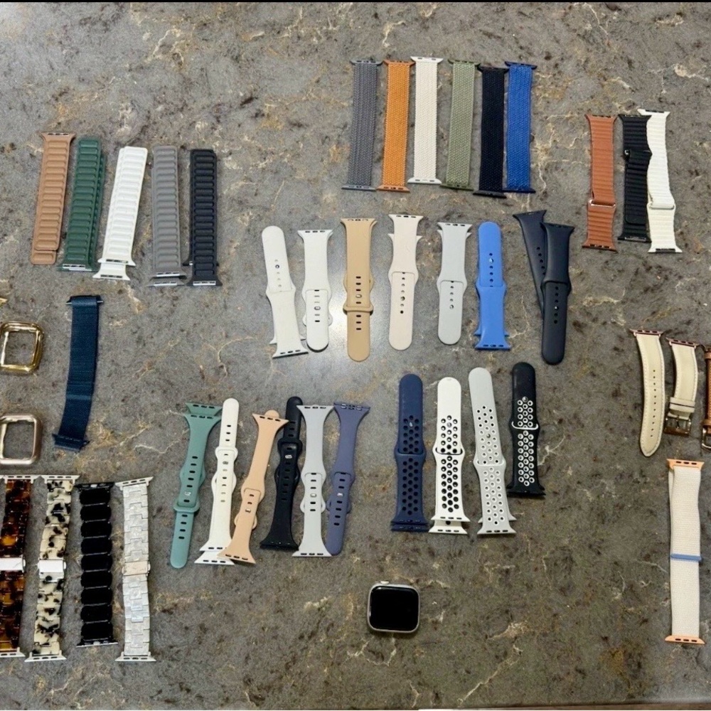 Next to New Apple Watch Series 9 45 mm 45 Size- Plus 43 bands!